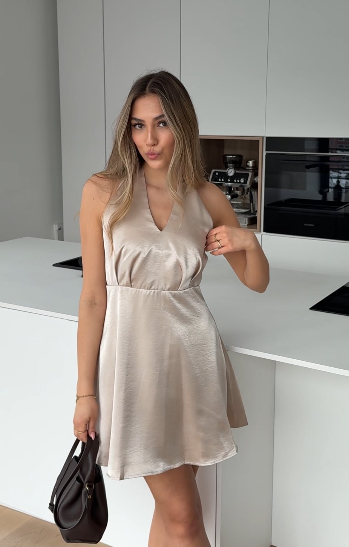 TM | Vestido corto de satén Champagne